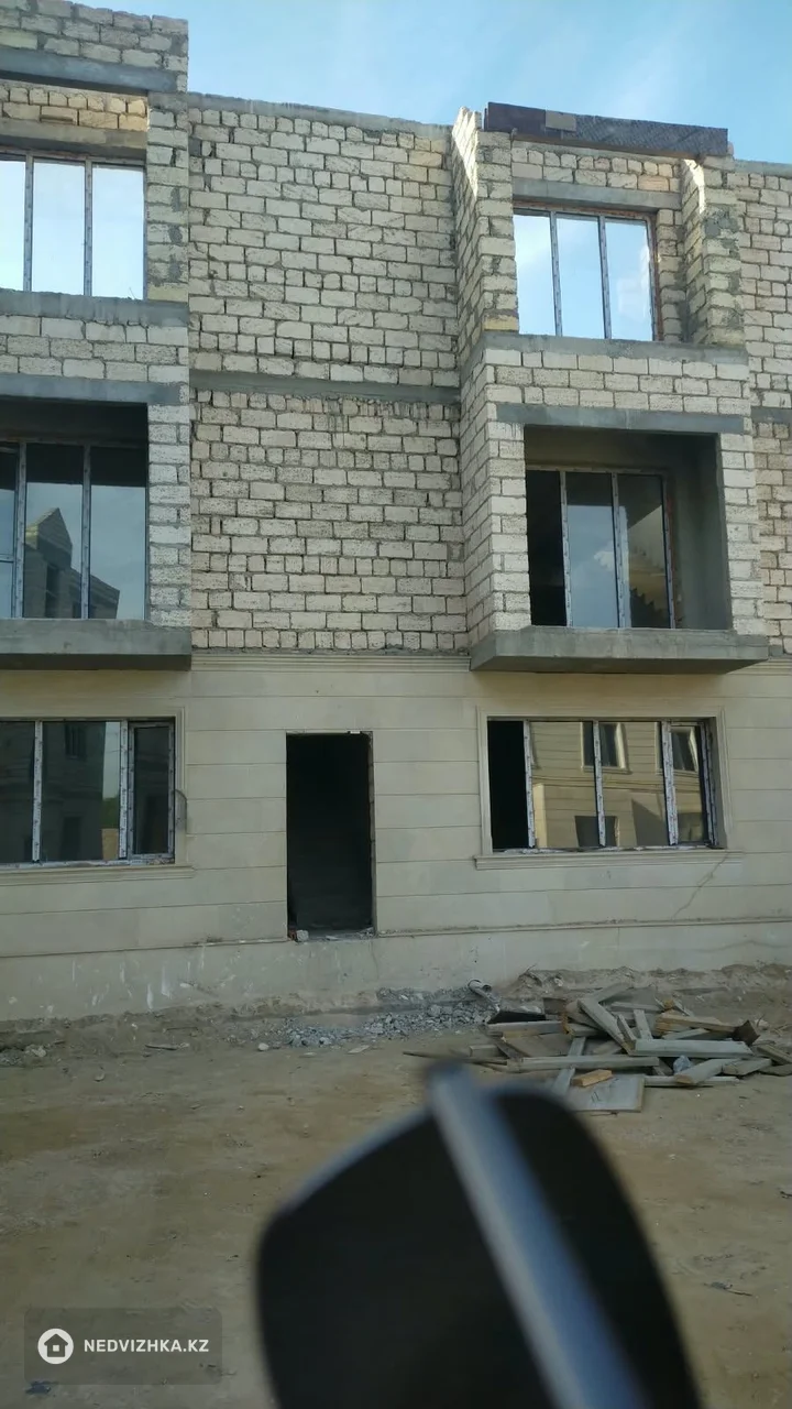 6-комнатная квартира, этаж 3 из 3, 260 м², фотография 2