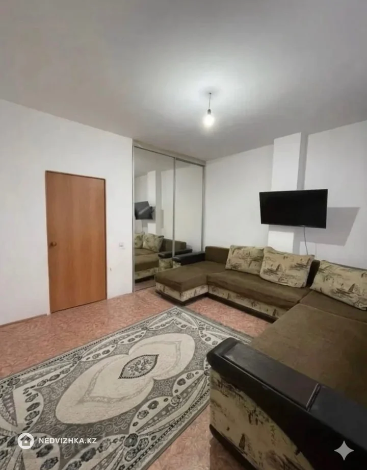 1-комнатная квартира, этаж 9 из 10, 37 м², фотография 2
