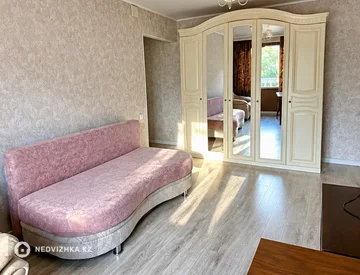 3-комнатная квартира, этаж 4 из 5, 56 м², миниатюра 2