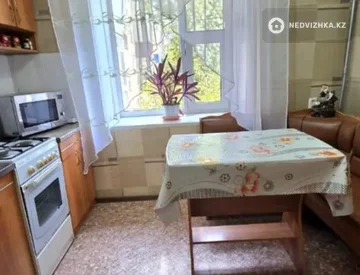 3-комнатная квартира, этаж 3 из 5, 60 м², миниатюра 3
