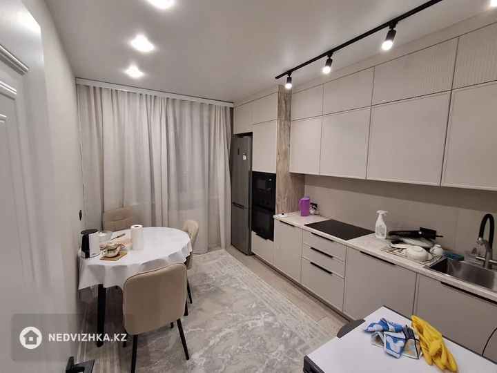 2-комнатная квартира, этаж 9 из 10, 63 м², фотография 2