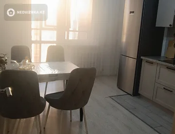 3-комнатная квартира, этаж 12 из 16, 92 м², На длительный срок, миниатюра 1