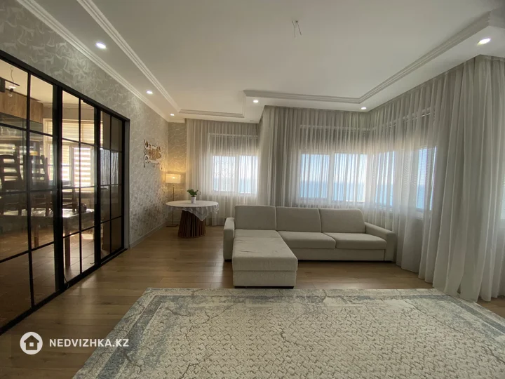 4-комнатная квартира, этаж 10 из 19, 140 м², фотография 2
