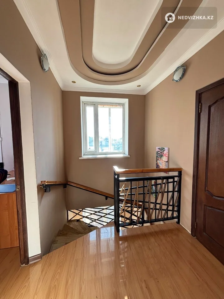 7-комнатный дом, 10 соток, 297 м², фотография 2