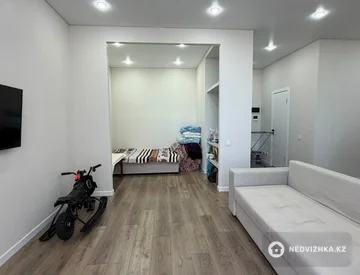 2-комнатная квартира, этаж 10 из 10, 42 м², миниатюра 2