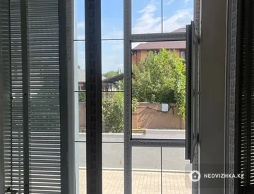 1-комнатная квартира, этаж 2 из 5, 54 м², миниатюра 2