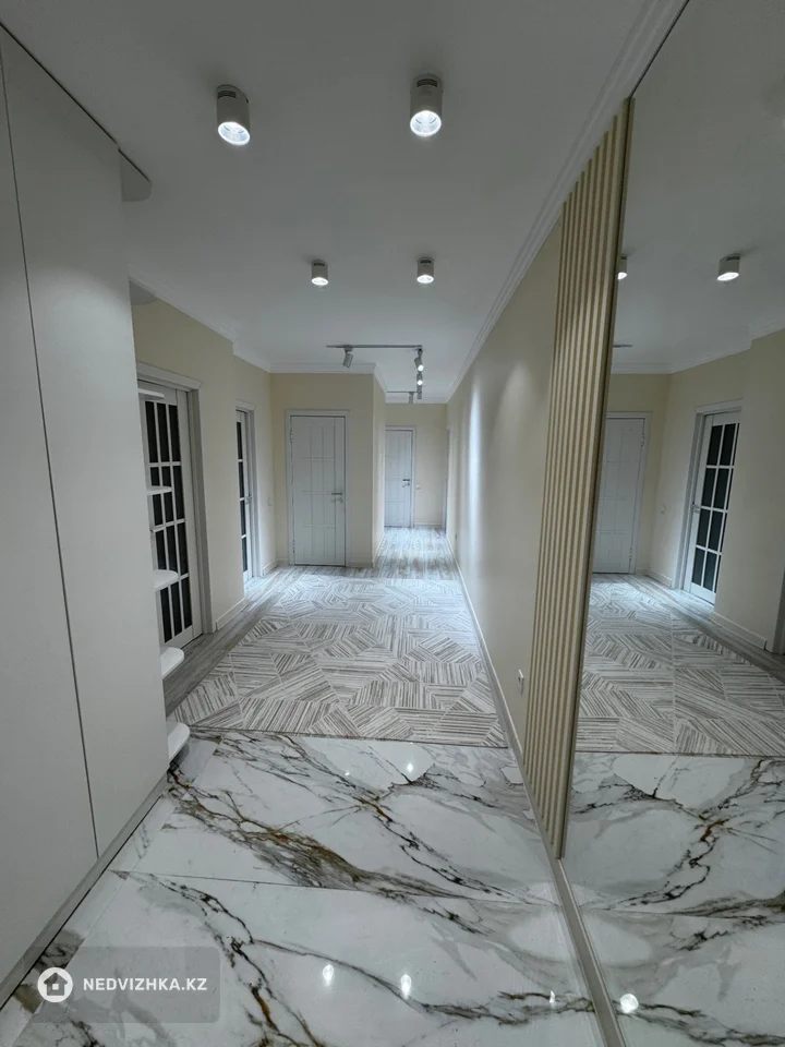 3-комнатная квартира, этаж 8 из 9, 109 м², фотография 3