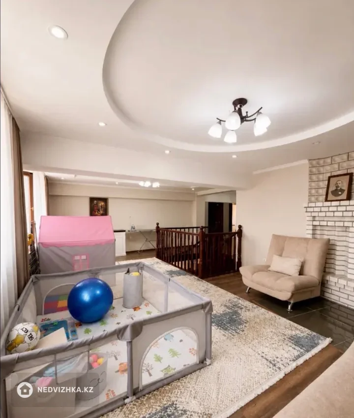 7-комнатная квартира, этаж 5 из 6, 266 м²
