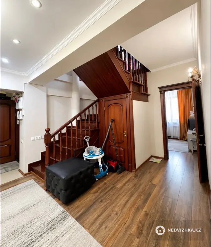 7-комнатная квартира, этаж 5 из 6, 266 м², фотография 3