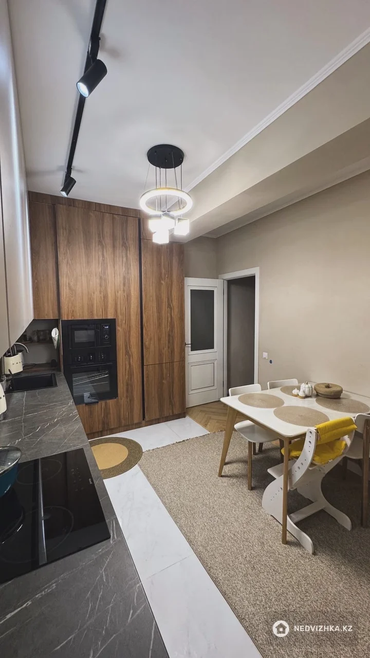 2-комнатная квартира, этаж 8 из 13, 69 м², фотография 2