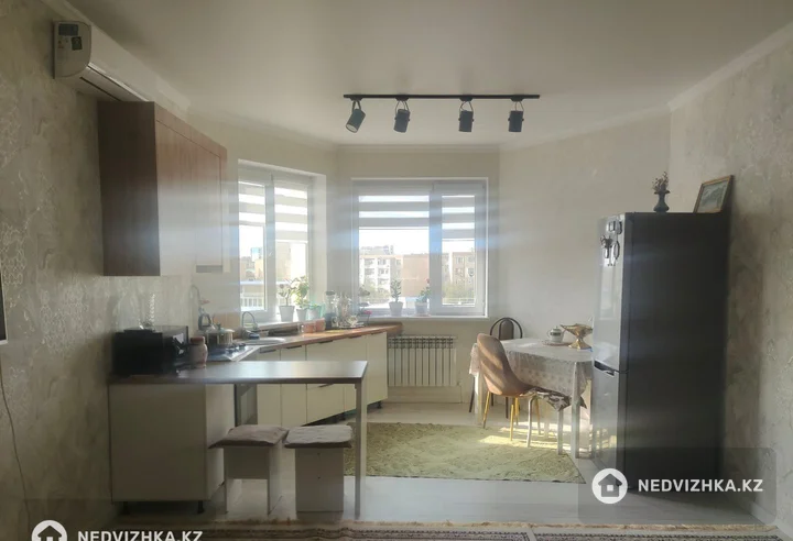 2-комнатная квартира, этаж 4 из 5, 54 м², фотография 3