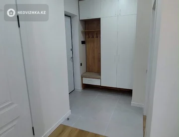 3-комнатная квартира, этаж 4 из 12, 64 м², На длительный срок, миниатюра 1
