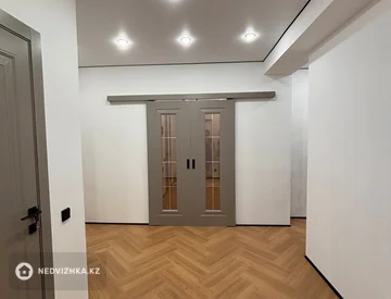 3-комнатная квартира, этаж 4 из 5, 98 м², миниатюра 1