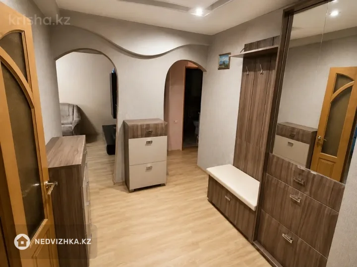 3-комнатная квартира, этаж 2 из 10, 71 м², фотография 2