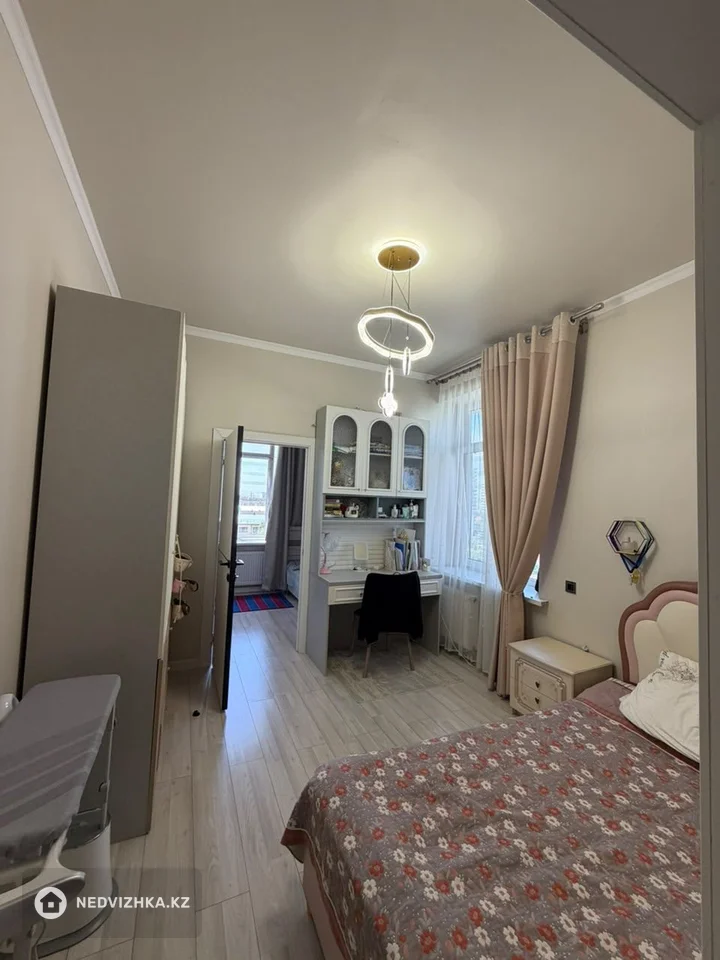4-комнатная квартира, этаж 5 из 10, 110 м², фотография 2