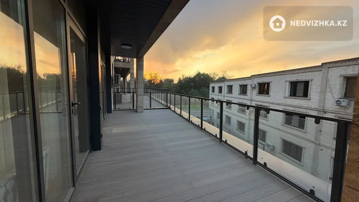 4-комнатная квартира, этаж 2 из 4, 150 м², фотография 2