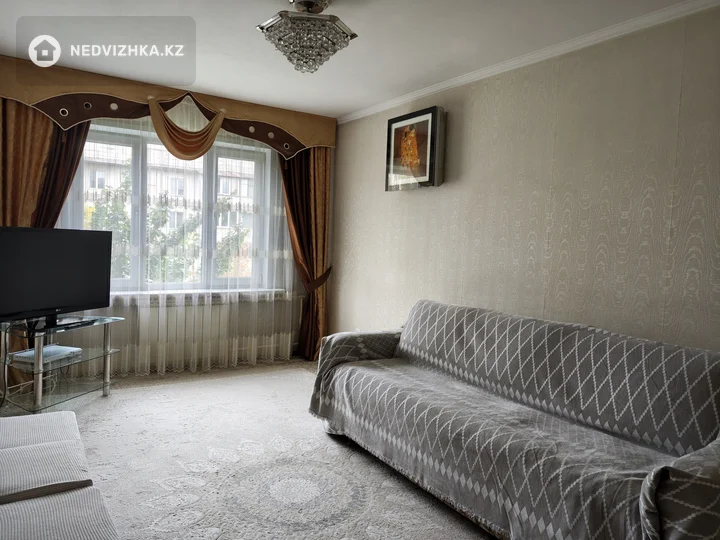 4-комнатная квартира, этаж 4 из 5, 82 м²