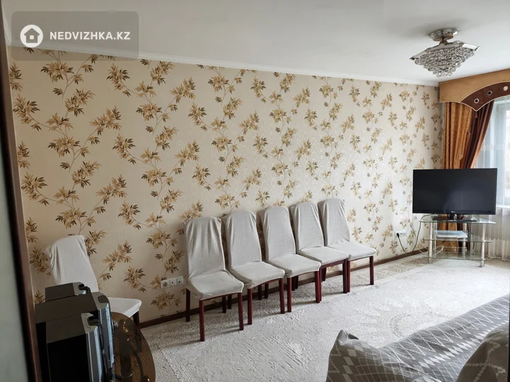 4-комнатная квартира, этаж 4 из 5, 82 м², фотография 2
