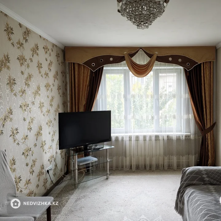 4-комнатная квартира, этаж 4 из 5, 82 м², фотография 3