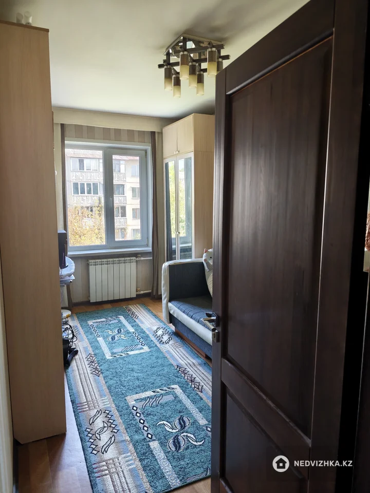 4-комнатная квартира, этаж 4 из 5, 82 м², фотография 4