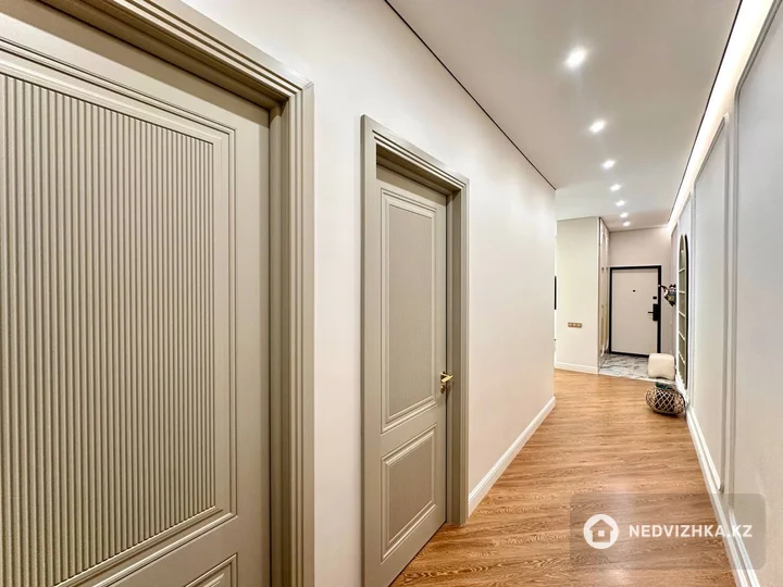 4-комнатная квартира, этаж 11 из 18, 91 м², фотография 2