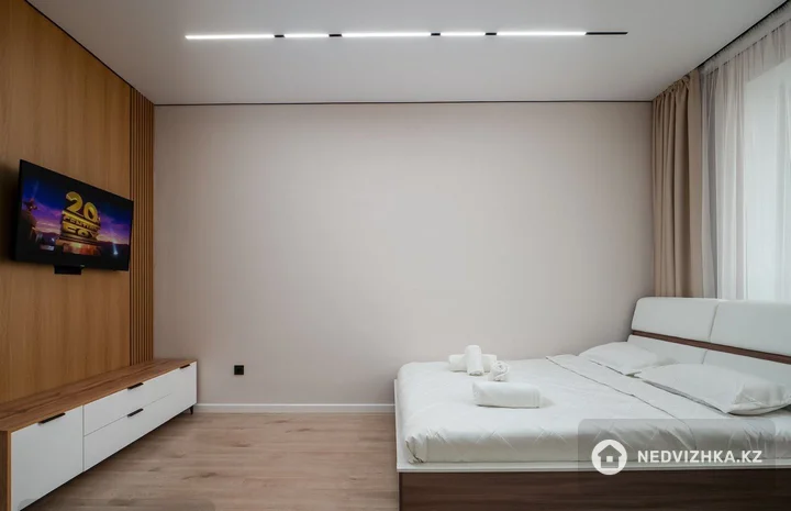 1-комнатная квартира, этаж 3 из 12, 38 м², Посуточно, фотография 2