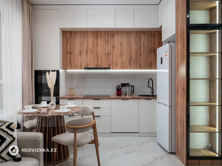 1-комнатная квартира, этаж 3 из 12, 38 м², Посуточно, фотография 3