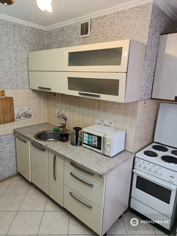 1-комнатная квартира, этаж 3 из 14, 38 м², На длительный срок, фотография 3