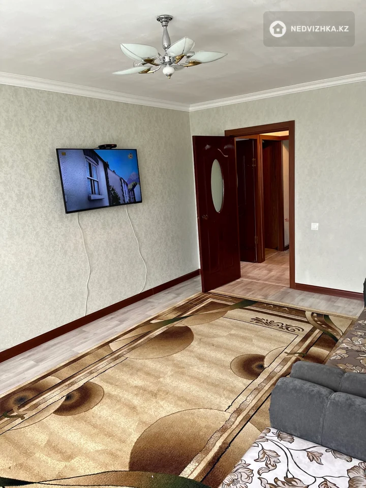4-комнатная квартира, этаж 4 из 5, 58 м², фотография 2