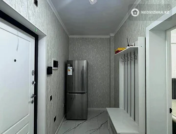2-комнатная квартира, этаж 10 из 13, 60 м², На длительный срок, миниатюра 1