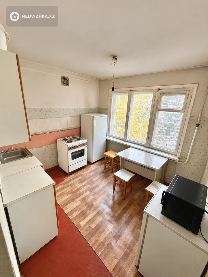 4-комнатная квартира, этаж 3 из 5, 82 м², фотография 2