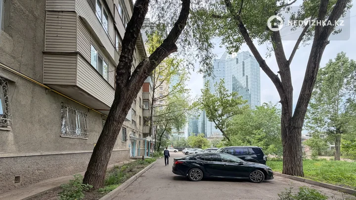 2-комнатная квартира, этаж 3 из 5, 74 м², фотография 2