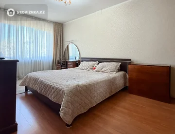 3-комнатная квартира, этаж 4 из 5, 74 м², миниатюра 3