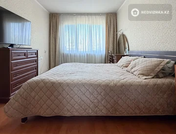 3-комнатная квартира, этаж 4 из 5, 74 м², миниатюра 2
