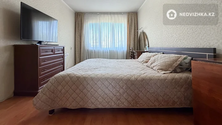 3-комнатная квартира, этаж 4 из 5, 74 м², фотография 2