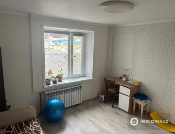 3-комнатная квартира, этаж 1 из 9, 64 м², миниатюра 1