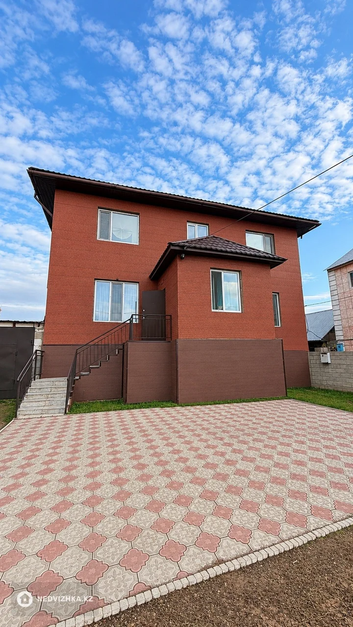 6-комнатный дом, 10 соток, 240 м²