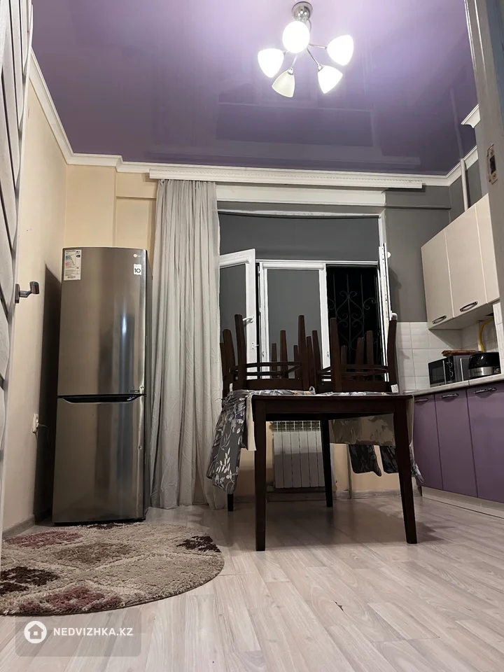 1-комнатная квартира, этаж 9 из 11, 52 м², Посуточно, фотография 2