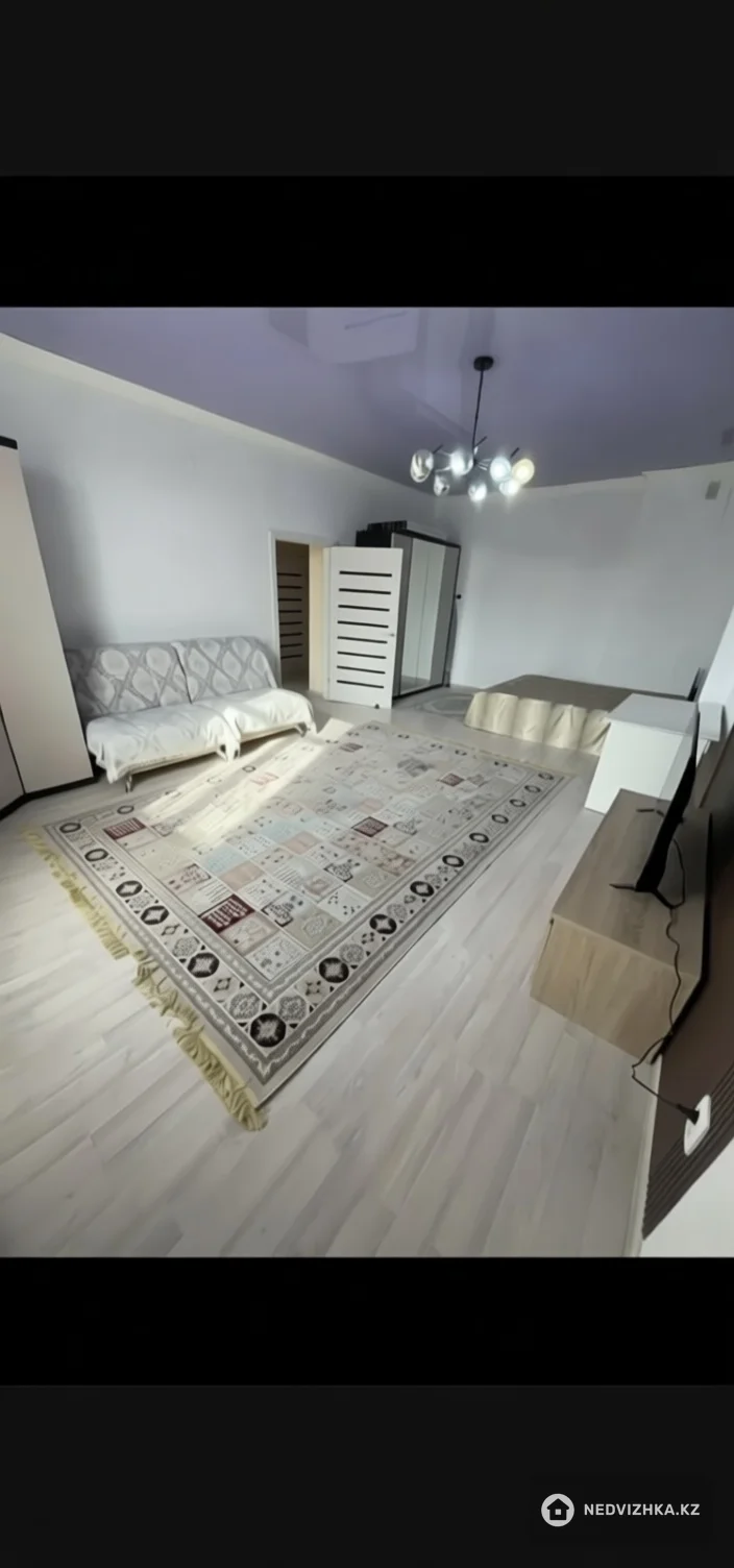 1-комнатная квартира, этаж 9 из 11, 52 м², Посуточно, фотография 2