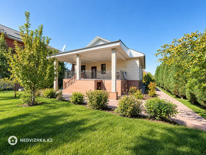 7-комнатный дом, 9 соток, 332 м², фотография 2