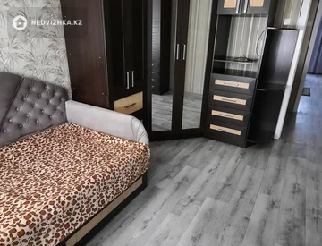 3-комнатная квартира, этаж 3 из 5, 65 м², На длительный срок, миниатюра 6