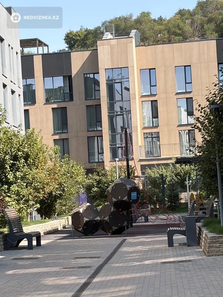 4-комнатная квартира, этаж 3 из 4, 147 м², фотография 3