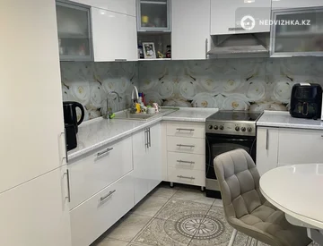 4-комнатная квартира, этаж 2 из 5, 83 м², миниатюра 2