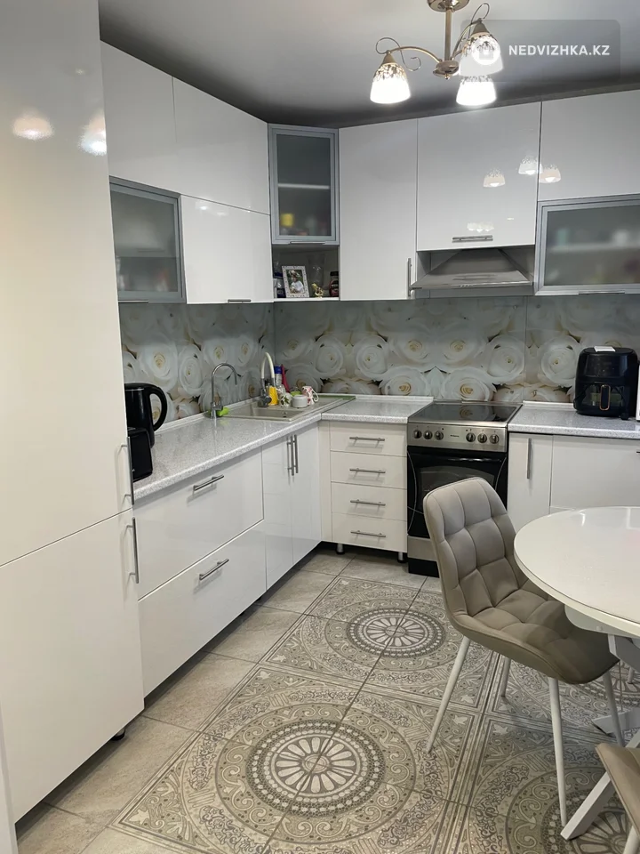 4-комнатная квартира, этаж 2 из 5, 83 м², фотография 2