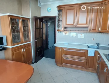 3-комнатная квартира, этаж 8 из 9, 70 м², миниатюра 1