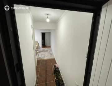 3-комнатная квартира, этаж 2 из 5, 56 м², миниатюра 2