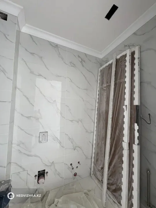 6-комнатная квартира, этаж 2 из 3, 370 м², фотография 2