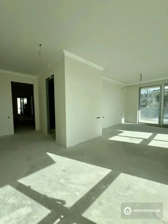 6-комнатная квартира, этаж 2 из 3, 370 м², фотография 3