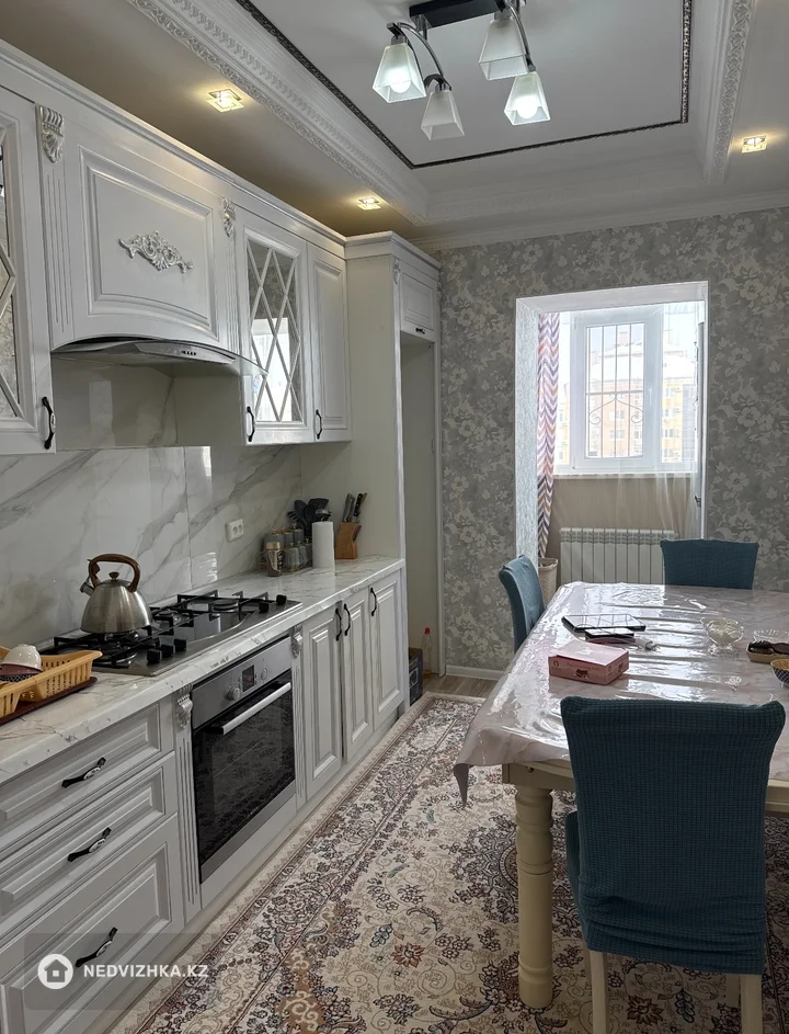 4-комнатная квартира, этаж 4 из 5, 109 м², На длительный срок, фотография 3