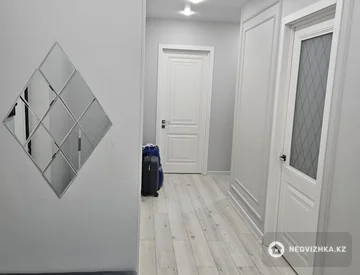3-комнатная квартира, этаж 10 из 12, 80 м², На длительный срок, миниатюра 1